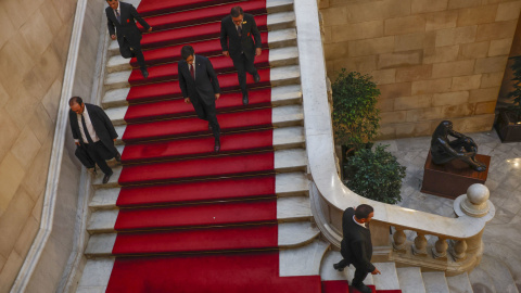 El líder del PSC Salvador Illa (c) abandona el Parlament tras ser investido president en el pleno del debate de investidura que se celebró este jueves en el Parlament de Catalunya. EFE/Alberto Estévez El líder del PSC Salvador Illa (c) abandona el Parlament tras ser investido president en el pleno del debate de investidura que se celebró este jueves en el Parlament de Catalunya. EFE/Alberto Estévez