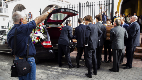 Una persona canta el himno falangista 'Cara al Sol' a la salida del féretro del fallecido José Utrera Molina que fuera ministro en la época franquista, y suegro del Alberto Ruiz-gallardón, en la Iglesia de San Miguel en Nerja. EFE/Jorge Zapata Una persona canta el himno falangista 'Cara al Sol' a la salida del féretro del fallecido José Utrera Molina que fuera ministro en la época franquista, y suegro del Alberto Ruiz-gallardón, en la Iglesia de San Miguel en Nerja. EFE/Jorge Zapata