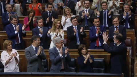 Mariano Rajoy es aplaudido por los miembros de su Gobierno y la bancada popular tras su intervención en el debate de la moción de censura de Unidos Podemos contra él. EFE/Juan Carlos Hidalgo