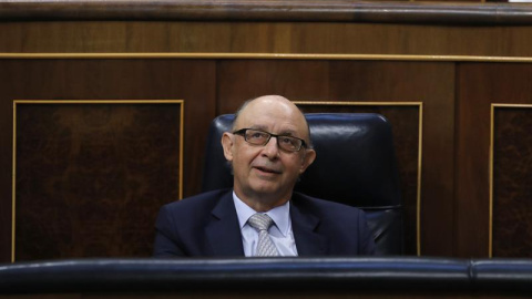 El ministro de Hacienda y Función Pública, Cristóbal Montoro, escucha a la portavoz de Unidos Podemos, Irene Montero, durante su intervención en el Congreso con la que ha comenzado el debate de la moción de censura. EFE/Juan Carlos Hidalgo