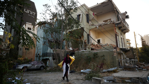 Una mujer caminando por los restos de la explosión en Beirut. / REUTERS Una mujer caminando por los restos de la explosión en Beirut. / REUTERS