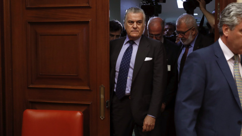 El extesorero del PP Luis Bárcenas, a su llegada al Congreso para su comparecencia en la comisión de investigación de la supuesta financiación ilegal del PP. EFE/Chema Moya El extesorero del PP Luis Bárcenas, a su llegada al Congreso para su comparecencia en la comisión de investigación de la supuesta financiación ilegal del PP. EFE/Chema Moya