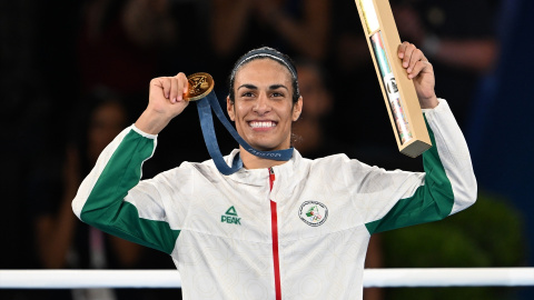 La boxeadora argelina Imane Khelif levantando su medalla de oro en los JJOO de Paris.- EuropaPress La boxeadora argelina Imane Khelif levantando su medalla de oro en los JJOO de Paris.- EuropaPress