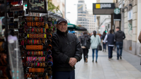 José Narbona, en su quiosco de la Gran Vía, en marzo. / CHRISTIAN GONZÁLEZ José Narbona, en su quiosco de la Gran Vía, en marzo. / CHRISTIAN GONZÁLEZ
