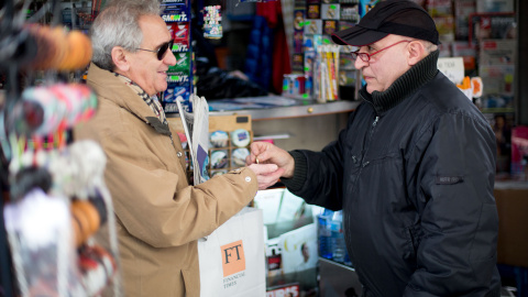 José Narbona, en su quiosco de la Gran Vía, en marzo. / CHRISTIAN GONZÁLEZ José Narbona, en su quiosco de la Gran Vía, en marzo. / CHRISTIAN GONZÁLEZ