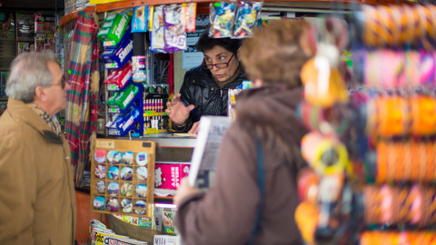 Beatriz Pascual, en su quiosco de la Gran Vía. / CHRISTIAN GONZÁLEZ Beatriz Pascual, en su quiosco de la Gran Vía. / CHRISTIAN GONZÁLEZ