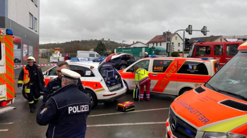 Las fuerzas de seguridad se personas en el lugar del atropello en Volkmarsen./ REUTERS