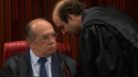 El presidente del Tribunal Superior Electoral, Gilmar Mendes, habla con el magistrado Tarcisio Neto.- EFE El presidente del Tribunal Superior Electoral, Gilmar Mendes, habla con el magistrado Tarcisio Neto.- EFE