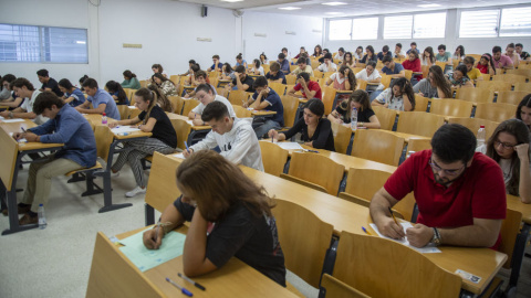 Educación trabajará en una alternativa pero descarta aplazar la Selectividad a septiembre: "Sería mucho esfuerzo para el alumnado" Educación trabajará en una alternativa pero descarta aplazar la Selectividad a septiembre: "Sería mucho esfuerzo para el alumnado"