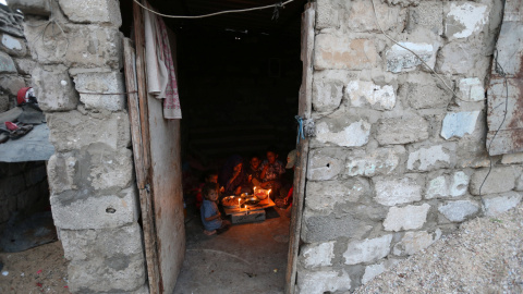 Palestinos interrumpen su ayuno durante un apagón en Khan Younis, al sur de la Franja de Gaza REUTERS/Ibraheem Abu Mustafa