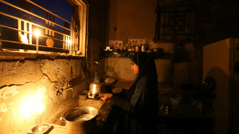 Una chica palestina limpia la cocina de su casa durante un apagón en Khan Younis, al sur de la Franja de Gaza REUTERS/Ibraheem Abu Mustafa