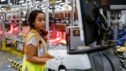 Una empleada del centro de cumplimiento de Amazon | Reuters Una empleada del centro de cumplimiento de Amazon | Reuters