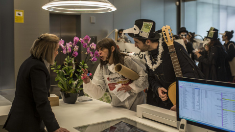 Dos activistas contra la especulación, durante la 'performance' contra el fondo de inversión Ares, en Madrid.- JAIRO VARGAS Dos activistas contra la especulación, durante la 'performance' contra el fondo de inversión Ares, en Madrid.- JAIRO VARGAS