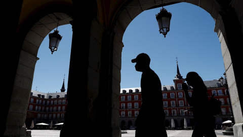 Dos turistas visitan la Plaza Mayor de Madrid, este sábado, día de la festividad de la Virgen de la Paloma. EFE/Mariscal Dos turistas visitan la Plaza Mayor de Madrid, este sábado, día de la festividad de la Virgen de la Paloma. EFE/Mariscal