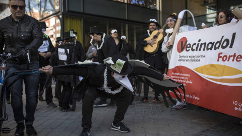 Activistas y vecinos del bloque de la calle Santa Ana 8 protestan contra el fondo buitre Ares Management, que ha comprado su edificio y se niega a negociar la renovación de contratos de alquiler.- JAIRO VARGAS Activistas y vecinos del bloque de la calle Santa Ana 8 protestan contra el fondo buitre Ares Management, que ha comprado su edificio y se niega a negociar la renovación de contratos de alquiler.- JAIRO VARGAS
