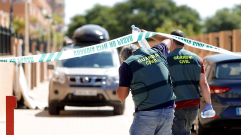 Agentes de la Guardia Civil acuden al domicilio donde se ha producido el crimen. - EFE Agentes de la Guardia Civil acuden al domicilio donde se ha producido el crimen. - EFE