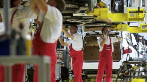 Trabajadores en empresa de producción Trabajadores en empresa de producción