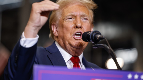 El candidato presidencial republicano Donald Trump habla en un mitin de campaña dentro del almacén de fabricación del Grupo Mosack en Mint Hill. Firma: Melissa Melvin-Rodriguez El candidato presidencial republicano Donald Trump habla en un mitin de campaña dentro del almacén de fabricación del Grupo Mosack en Mint Hill. Firma: Melissa Melvin-Rodriguez