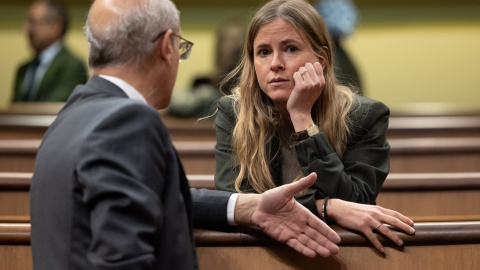 La diputada del PP y presidenta de Nuevas Generaciones, Bea Fanjul, conversa con otro diputado. EUROPA PRESS/Eduardo Parra La diputada del PP y presidenta de Nuevas Generaciones, Bea Fanjul, conversa con otro diputado. EUROPA PRESS/Eduardo Parra