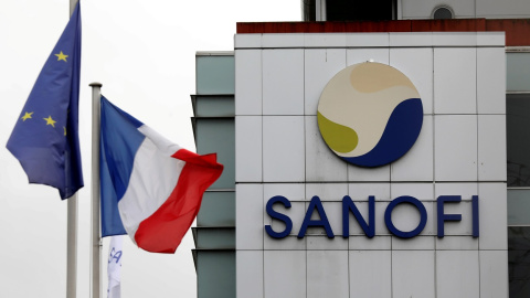 El logo de la farmacéutica Sanofi, junto a las banderas de Francia y de la UE, en su centro de I+D en la localidad gala de Vitry-sur-Seine. REUTERS/Charles Platiau El logo de la farmacéutica Sanofi, junto a las banderas de Francia y de la UE, en su centro de I+D en la localidad gala de Vitry-sur-Seine. REUTERS/Charles Platiau