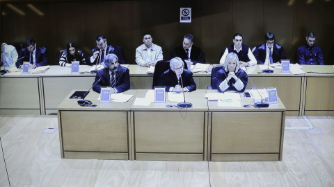 Imagen del juicio que sienta en el banquillo a los jóvenes encausados por la paliza que acabó con la vida de Samuel Luiz.- EFE/Cabalar Imagen del juicio que sienta en el banquillo a los jóvenes encausados por la paliza que acabó con la vida de Samuel Luiz.- EFE/Cabalar