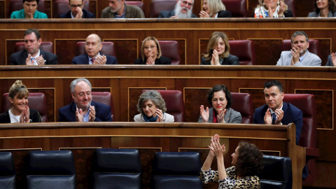 La bancada del PSOE aplaude a la ministra de Hacienda, María Jesús Montero durante el pleno en el Congreso de los Diputados para debatir la senda de déficit. EFE/Chema Moya La bancada del PSOE aplaude a la ministra de Hacienda, María Jesús Montero durante el pleno en el Congreso de los Diputados para debatir la senda de déficit. EFE/Chema Moya