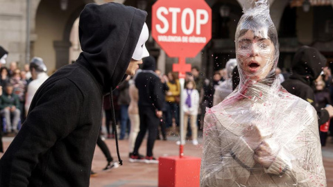 Performance en Ávila con motivo del Día Internacional de la Eliminación de la Violencia contra la Mujer./ Raúl Sanchidrián (EFE) Performance en Ávila con motivo del Día Internacional de la Eliminación de la Violencia contra la Mujer./ Raúl Sanchidrián (EFE)