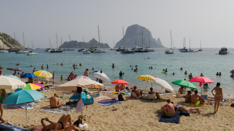 Varias personas en la playa de Cala d'Hort, a 11 de julio de 2023, en Ibiza (España). Imagen de archivo. Germán Lama / Europa press Varias personas en la playa de Cala d'Hort, a 11 de julio de 2023, en Ibiza (España). Imagen de archivo. Germán Lama / Europa press