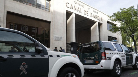 Agentes de la Guardia Civil ante la sede de Canal de Isabel II. - EFE Agentes de la Guardia Civil ante la sede de Canal de Isabel II. - EFE
