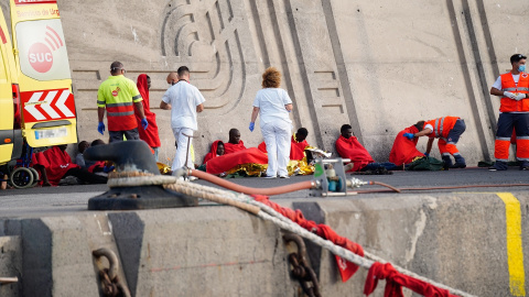Los servicios sanitarios atienden a los migrantes llegados en cayuco al muelle de San Sebastián de La Gomera, Canarias. Europa Press Canarias Los servicios sanitarios atienden a los migrantes llegados en cayuco al muelle de San Sebastián de La Gomera, Canarias. Europa Press Canarias