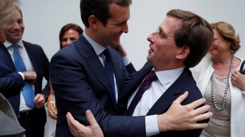 El presidente del Partido Popular, Pablo Casado ,iz., felicita a José Luis Martínez Almeida, d., tras haber sido elegido nuevo alcalde de la Madrid en la sesión constituyente celebrada hoy en el Palacio de Cibeles | EFE El presidente del Partido Popular, Pablo Casado ,iz., felicita a José Luis Martínez Almeida, d., tras haber sido elegido nuevo alcalde de la Madrid en la sesión constituyente celebrada hoy en el Palacio de Cibeles | EFE