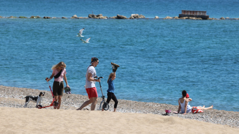 Banyistes a una platja de Barcelona aquesta setmana. ACN / MIQUEL CODOLAR Banyistes a una platja de Barcelona aquesta setmana. ACN / MIQUEL CODOLAR
