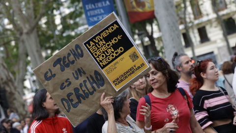 Varias personas durante una manifestación para denunciar el precio de los alquileres, en Madrid. Jesús Hellín / Europa Press Varias personas durante una manifestación para denunciar el precio de los alquileres, en Madrid. Jesús Hellín / Europa Press