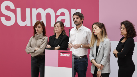 El portavoz de Sumar, Ernest Urtasun (c); la secretaria de Comunicación, Elizabeth Duval; la secretaria de Feminismos, Amanda Andrades; la secretaria de Organización, Lara Hernández; y Paloma Moreno (de izda a dcha) ofrecen una rueda de prensa para an El portavoz de Sumar, Ernest Urtasun (c); la secretaria de Comunicación, Elizabeth Duval; la secretaria de Feminismos, Amanda Andrades; la secretaria de Organización, Lara Hernández; y Paloma Moreno (de izda a dcha) ofrecen una rueda de prensa para an