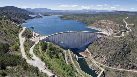 Presa de Atazar. Imagen de Wikipedia. Presa de Atazar. Imagen de Wikipedia.