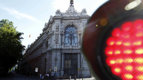 Un semáforo en rojo cerca del edificio del Banco de España en Madrid. EFE Un semáforo en rojo cerca del edificio del Banco de España en Madrid. EFE