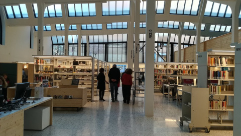Una biblioteca de Barcelona. @defensembiblios Una biblioteca de Barcelona. @defensembiblios