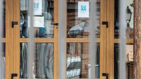 Personal sanitario con trajes de protección este martes de la residencia de ancianos de Vadocondes (Burgos), cerca de Aranda de Duero, donde se ha declarado un nuevo foco de Covid-19 con 44 positivos, cinco de ellos ingresados en el hospital, entre ellos