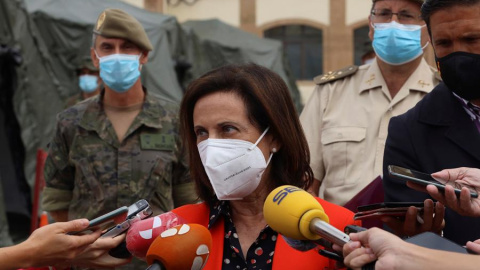 La ministra de Defensa, Margarita Robles, atiende a los medios durante su visita este martes al Mando de Ingenieros del Ejército de Tierra, ubicado en el acuartelamiento General Arroquia de Salamanca. EFE/J.M. García La ministra de Defensa, Margarita Robles, atiende a los medios durante su visita este martes al Mando de Ingenieros del Ejército de Tierra, ubicado en el acuartelamiento General Arroquia de Salamanca. EFE/J.M. García