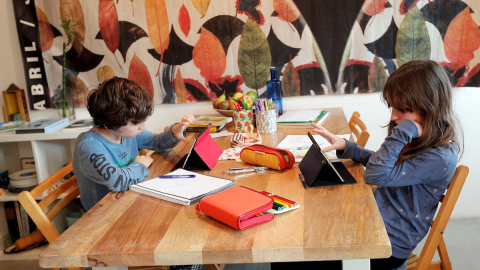 Dos alumnos de primaria realizan las tareas escolares desde casa gracias a las tecnologías modernas que permiten la educación "online" durante el estado de alarma decretado por la crisis del coronavirus. EFE/Kai Försterling Dos alumnos de primaria realizan las tareas escolares desde casa gracias a las tecnologías modernas que permiten la educación "online" durante el estado de alarma decretado por la crisis del coronavirus. EFE/Kai Försterling