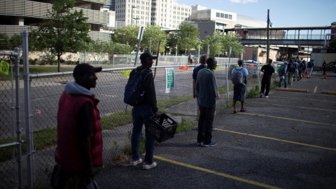 Personas sin techo hacen cola, guardando la distancia de seguridad, para recibir comida en un centro religioso, en Nueva Orleans, Luisiana, durante la crisis del coronavirus. REUTERS/Kathleen Flynn Personas sin techo hacen cola, guardando la distancia de seguridad, para recibir comida en un centro religioso, en Nueva Orleans, Luisiana, durante la crisis del coronavirus. REUTERS/Kathleen Flynn
