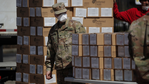 Miembros de la Guardia Nacional del Ejército de EEUU distribuyen cajas de comidas grátis en el barrio de Harlem, en Nueva York, durante la crisis del coronavirus. REUTERS/Brendan Mcdermid Miembros de la Guardia Nacional del Ejército de EEUU distribuyen cajas de comidas grátis en el barrio de Harlem, en Nueva York, durante la crisis del coronavirus. REUTERS/Brendan Mcdermid
