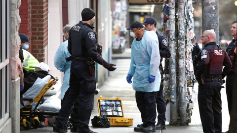 Bomberos y policías ayudan a un equipo médico en Seattle, Washington, durante la crisis del coronavirus. REUTERS/Jason Redmond Bomberos y policías ayudan a un equipo médico en Seattle, Washington, durante la crisis del coronavirus. REUTERS/Jason Redmond