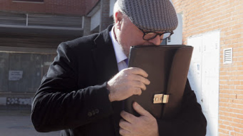 El comisario de Policía, José Manuel Villarejo Pérez, trata de ocultar su rostro a la salida de los juzgados de Estepona (Málaga), donde declaró por el ático del expresidente madrileño, Ignacio González. EFE El comisario de Policía, José Manuel Villarejo Pérez, trata de ocultar su rostro a la salida de los juzgados de Estepona (Málaga), donde declaró por el ático del expresidente madrileño, Ignacio González. EFE