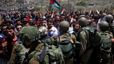 Soldados israelíes y manifestantes palestinos en la localidad cisjordana de Beita, cerca de Nablus. REUTERS/Mohamad Torokman Soldados israelíes y manifestantes palestinos en la localidad cisjordana de Beita, cerca de Nablus. REUTERS/Mohamad Torokman