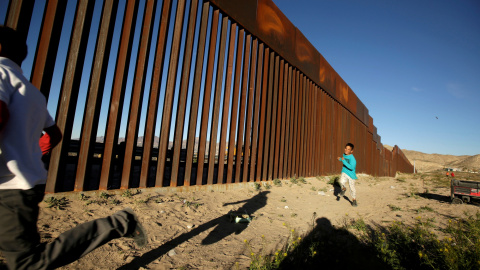 Un niño corre en la frontera que separa México de Estados Unidos. /Reuters-Jose Luis Gonzalez (Archivo) Un niño corre en la frontera que separa México de Estados Unidos. /Reuters-Jose Luis Gonzalez (Archivo)