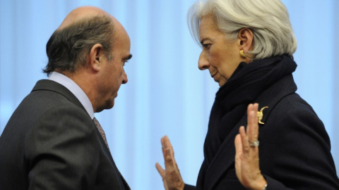 La directora gerente del FMI, Christine Lagarde, conversa con el ministro de Economía, Luis de Guindos, enuna reunióm del Eurogrupo en Bruselas. AFP/JOhn Thys La directora gerente del FMI, Christine Lagarde, conversa con el ministro de Economía, Luis de Guindos, enuna reunióm del Eurogrupo en Bruselas. AFP/JOhn Thys