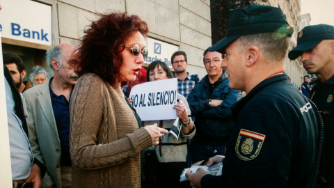 Cristina Fallarás hablando con un agente de Policía. Cristina Fallarás hablando con un agente de Policía.