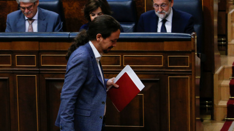El líder de Podemos, Pablo Iglesias, pasa por delante del presidente del Gobierno, Mariano Rajoy, sentado en su escaño, durante la moción de censura. REUTERS/Juan Medina El líder de Podemos, Pablo Iglesias, pasa por delante del presidente del Gobierno, Mariano Rajoy, sentado en su escaño, durante la moción de censura. REUTERS/Juan Medina