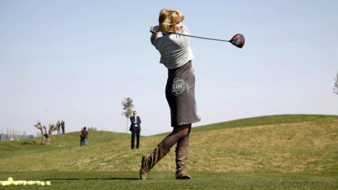 Esperanza Aguirre golpea una bola en la inauguración del campo de golf de El Encín, en 2011 EFE/Archivo Esperanza Aguirre golpea una bola en la inauguración del campo de golf de El Encín, en 2011 EFE/Archivo